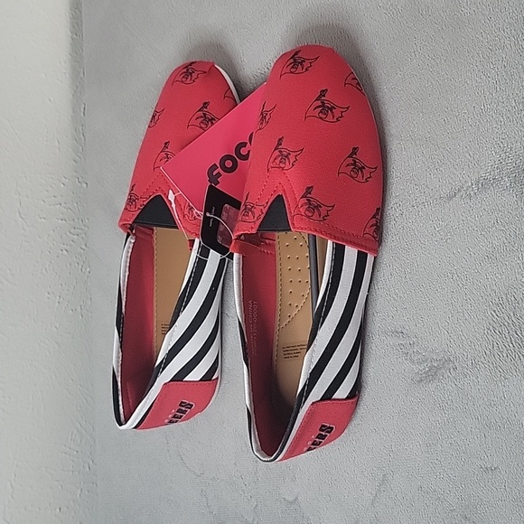 FOCO Women's Tampa Bay Buccanee Slip On Canvas Shoes - Picture 1 of 4